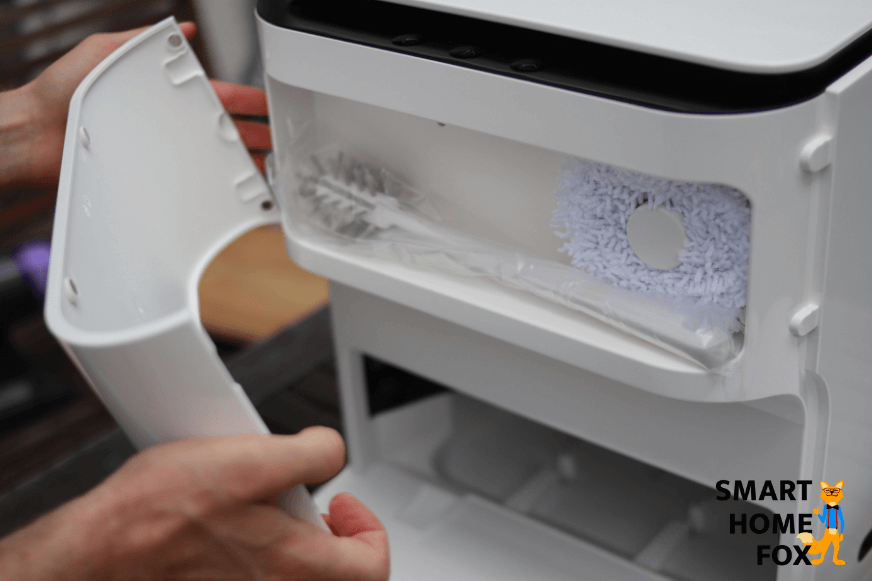 Das Staufach der Yeedi Mop Station wird gezeigt